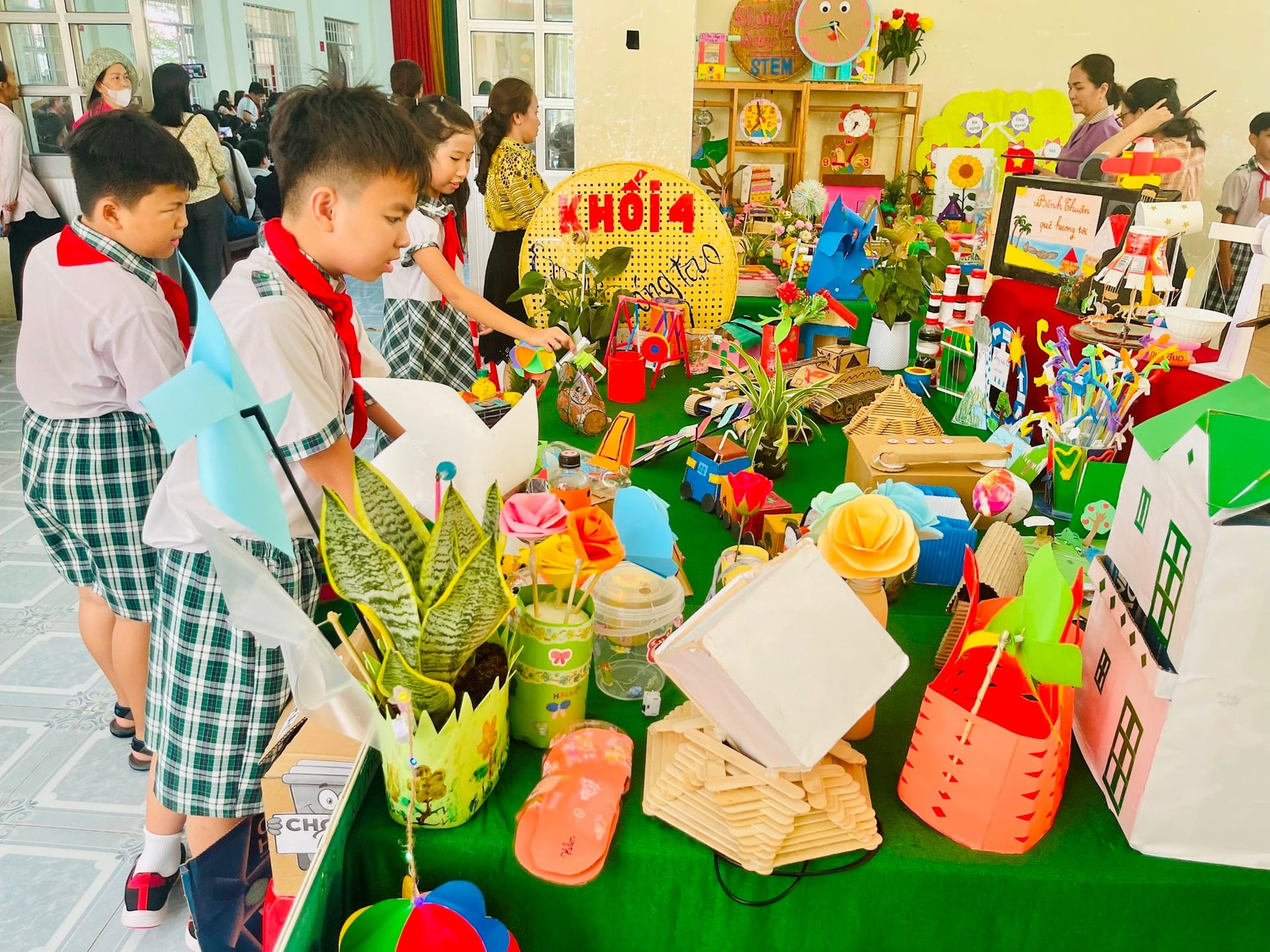 Hình 5: Những sản phẩm STEM từ vật liệu tái vừa giúp trẻ rèn luyện kỹ năng thủ công, vừa nhắc trẻ ý thức bảo vệ môi trường